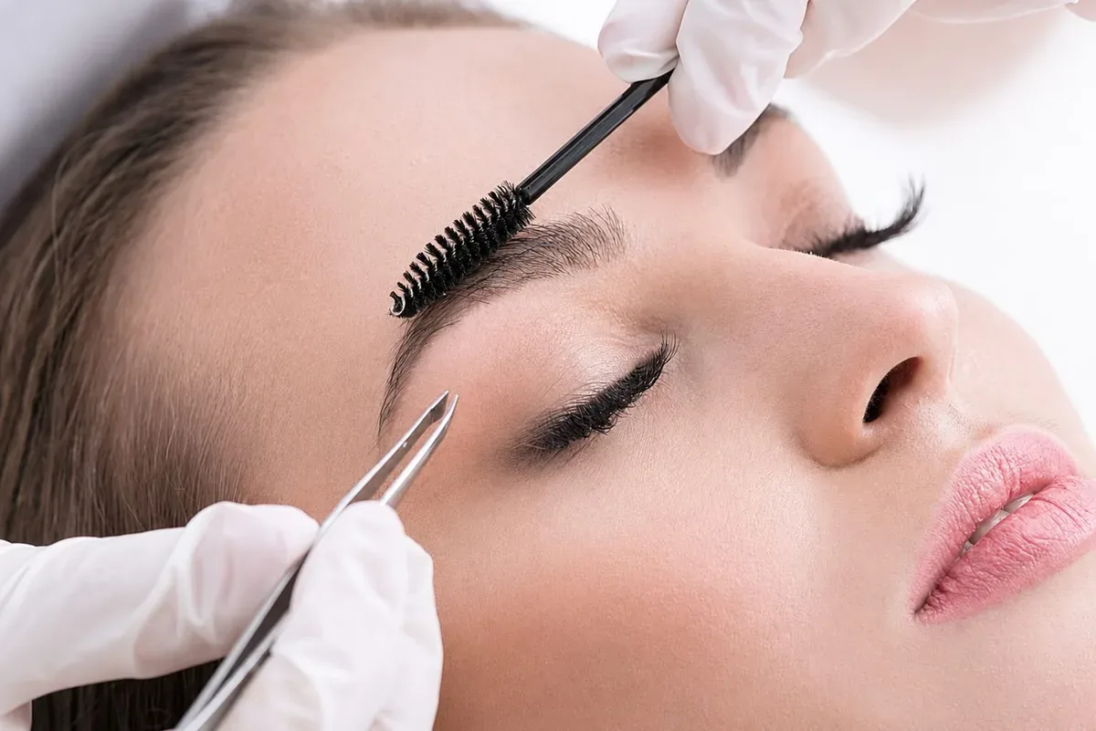 Wenkbrauw stylen bij Beauty by Ghazal